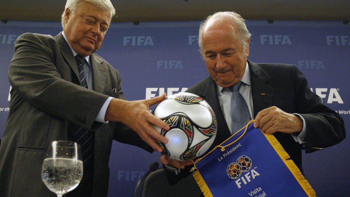 Žalobci: Ohledně kandidatur Ruska a Kataru tekly k bossům FIFA úplatky